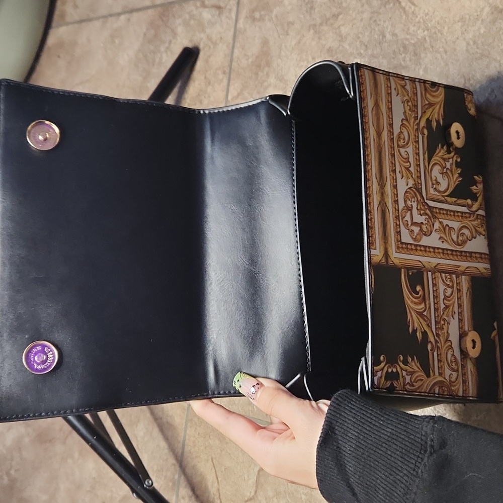 Elegant Black and Gold Women's Handbag - Picture 3 of 4
